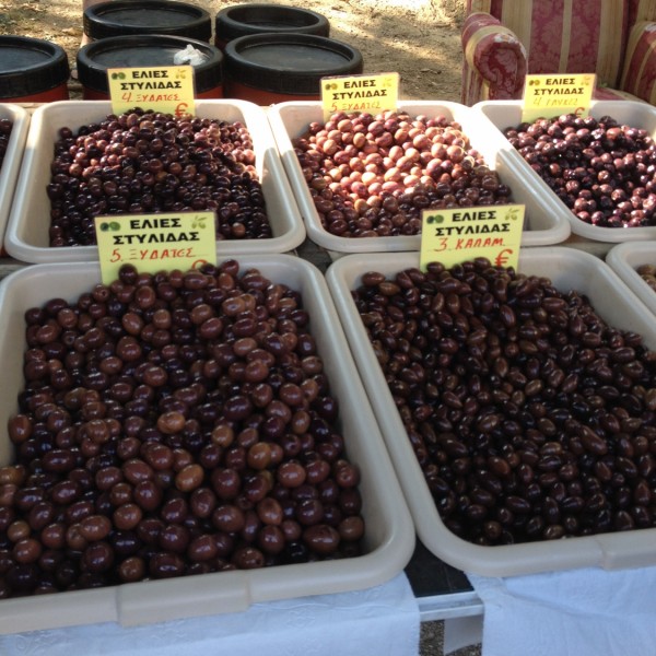 Különböző fajtájú olívabogyók az edessai piacon